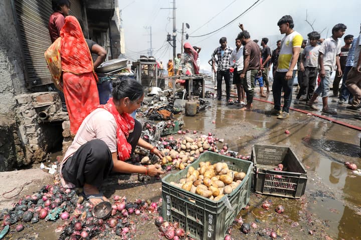 डिप्टी कमिश्नर ने बताया कि सेक्टर 17 में श्रीनिकेतन अपार्टमेंट के पास आग लगने की सूचना मिली थी. हमने तुरंत दमकल की 17 गाड़ियों को भेजा. बहुत भीषण आग लगने की जानकारी के बाद अधिक गाड़ियों और कर्मियों को बुलाया गया.