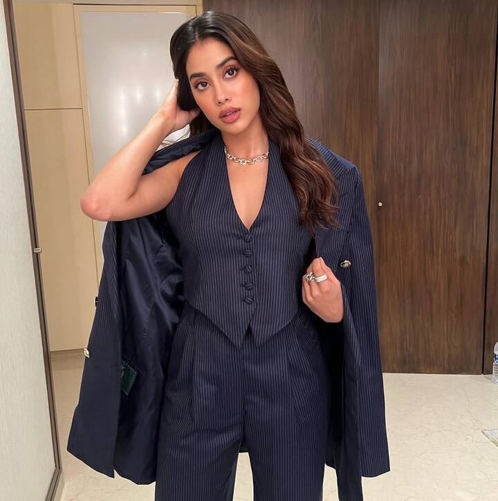 डेट नाइट के लिए कुछ फॉर्मल ढूंढ रही हैं तो जाह्नवी का ये पैंट-सूट एक अच्छा ऑप्शन है. इसमें आप बेहद स्टनिंग दिखेंगी.