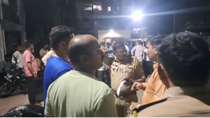 तृप्ती अविनाश वाघ (वय 24) असे मृत विवाहितेचे नाव आहे. तृप्ती हिने दोन वर्षापूर्वी अविनाश ईश्वर वाघ (वय 28, दोधे रा.करवंद, शिरपूर, सध्या वास्तव्यास असलेले कोथरूड, पुणे) याच्याशी प्रेमविवाह केला होता.