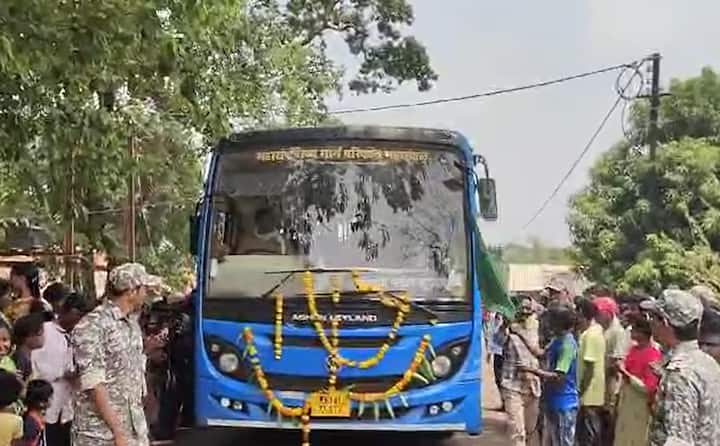 पोलीस दलाच्या पुढाकारातून सुरू झालेल्या बस बघण्यासाठी नागरिकांचा उत्साह पाहण्यासारख होता.