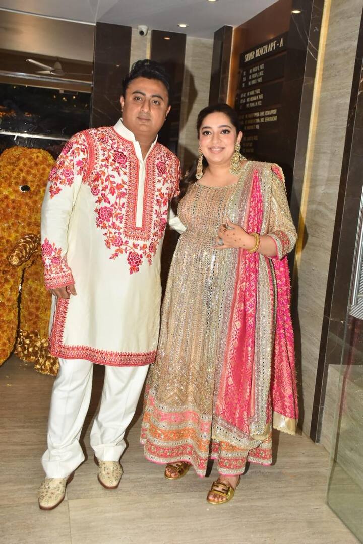 निधि दत्ता ने अपने बेबी शावर के लिए खूबसूरत सा पिंक एंबॉयड्रीवाला गोल्डन सूट पहना था. इसके साथ उन्होंने मैचिंग पिंक दुपट्टा कैरी किया था और गोल्डन जूलरी पहनी थी.