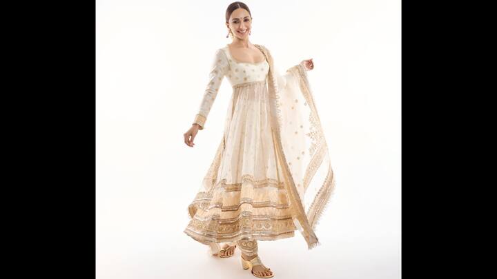 5. Elegant White And Gold Anarkali: The white and gold Anarkali made Kiara Advani look dazzling. The golden embroidery on the traditional outfit gave a festive charm. She paired her Anarkali with a dupatta, minimal jewellery, and gold heels that added sophistication. (Image Source: Twitter/@filmfare)