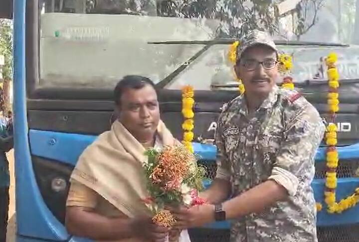 यावेळी पोलीस उपअधीक्षक यांच्या हस्ते चालक व वाहक यांचे शाल, श्रीफळ व पुष्पगुच्छ देऊन सत्कार करण्यात आले.