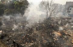 दिल्ली के रोहिणी में भीषण आग में 800 से ज्यादा झुग्गियां खाक, 2 बच्चों की दर्दनाक मौत, देखें तस्वीरें