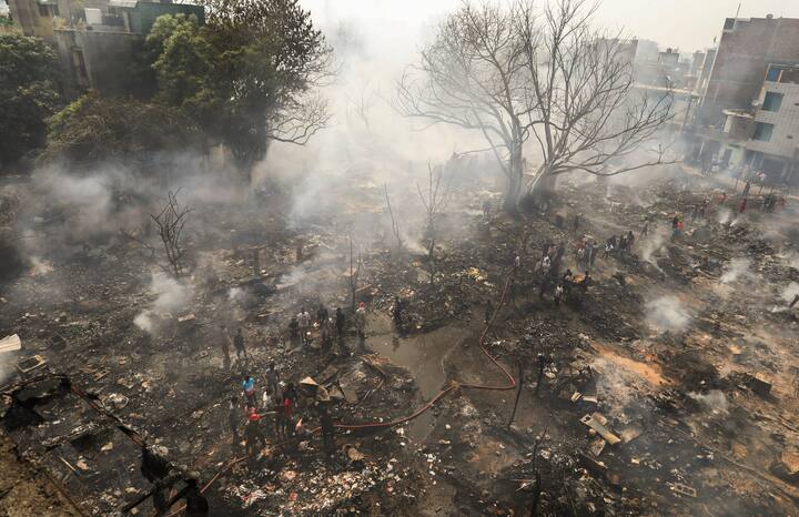 Delhi Fire News: दिल्ली के रोहिणी के सेक्टर-17 में रविवार (27 अप्रैल) को सुबह झुग्गियों में भीषण आग लग गई. इस घटना में झुलसकर दो बच्चों की मौत हो गई जबकि पांच लोग जख्मी हो गए.