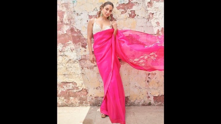 3. Pink Elegant Saree: The actress exuded an effortless charm in her vibrant pink saree. She wore a delicate white blouse with the saree that gave her a youthful vibe. Her saree had floral detailing that made the traditional outfit perfect for daytime festivities. Kiara Advani wore statement earrings to complete her look. (Image Source: Twitter/@filmfare)
