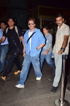 आंखों पर चश्मा...डेनिम शर्ट, एयरपोर्ट पर किंग स्टाइल में शाहरुख खान ने मारी एंट्री, देखें तस्वीरें