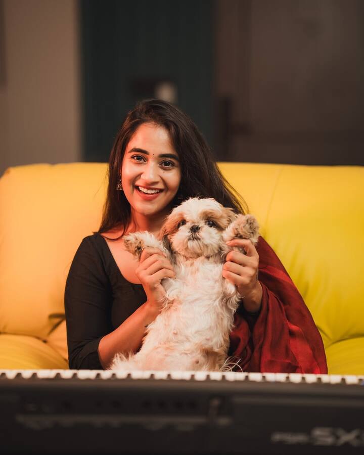 హెయిర్ లీవ్ చేసి.. తన పెట్తో కలిసి ఫోటోలు దిగింది. వీటిని ఇన్స్టాలో షేర్ చేసి.. It only has to make sense to you.🫵🏻❤️ #deepthisunaina అంటూ క్యాప్షన్ ఇచ్చింది.(Image Source : Instagram/DeepthiI Sunaina Reddy)