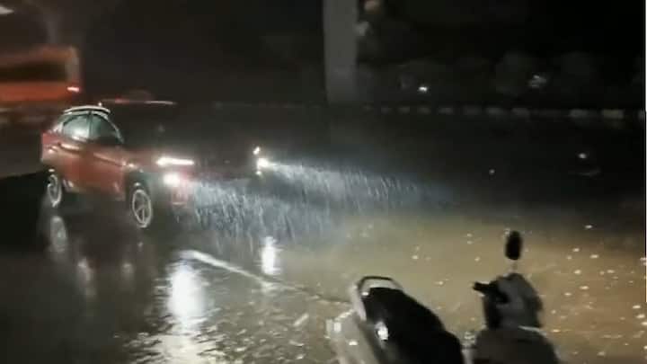 सायंकाळच्या सुमारास सुमारे अर्धा ते पाऊण तास पडलेल्या या मुसळधार अवकाळी पावसानं साकोली शहरातील आठवडी बाजारातील शेतकरी, व्यापाऱ्यांना चांगलाच फटका बसला असून जनजीवन विस्कळीत झालं.