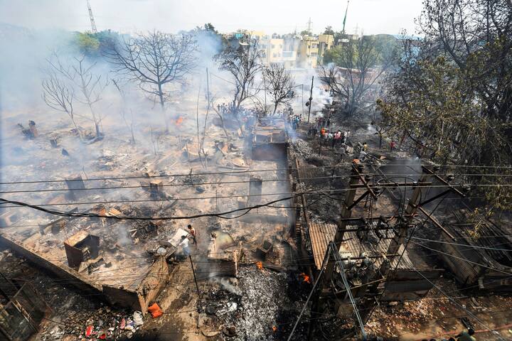 रोहिणी के पुलिस उपायुक्त अमित गोयल ने बताया कि घटनास्थल से दो बच्चों के जले हुए शव बरामद किए गए, जिनकी उम्र ढाई साल और तीन साल है. डीएफएस के एक अधिकारी ने बताया कि उन्हें सुबह करीब 11:55 बजे घटना की सूचना मिली थी.