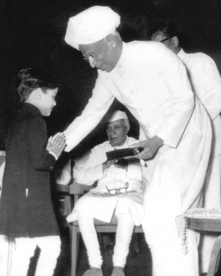 An anecdote of this was also shared by Sachin on Kapil Sharma's show. The actor had told that, as soon as he brought the award, he was first called by Prime Minister Jawaharlal Nehru and also gave a rose sitting on his lap.