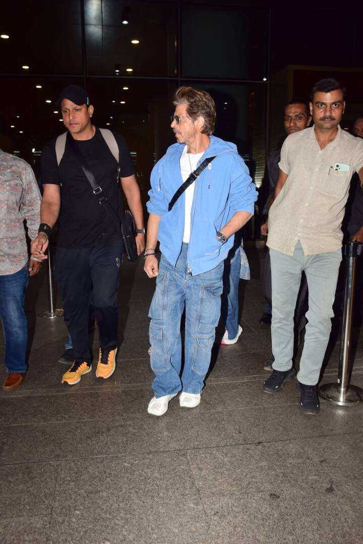 Shah Rukh Khan has completed his airport look with black glasses, white shoes and a sling bag on the eyes. They