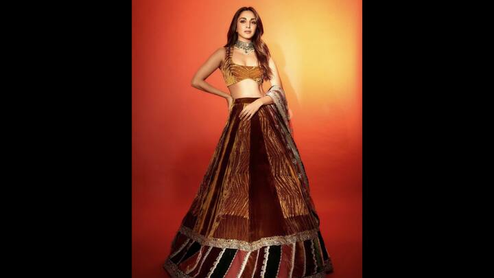 4. Velvet Glamorous Lehenga: Kiara Advani served a luxurious look in her lehenga that had rich mustard and maroon tones. She wore a bold blouse with intricate detailing that elevated her look. The actress's statement choker necklace enhance her royal vibe, making the traditional outfit ideal for festivities and weddings. (Image Source: Twitter/@filmfare)