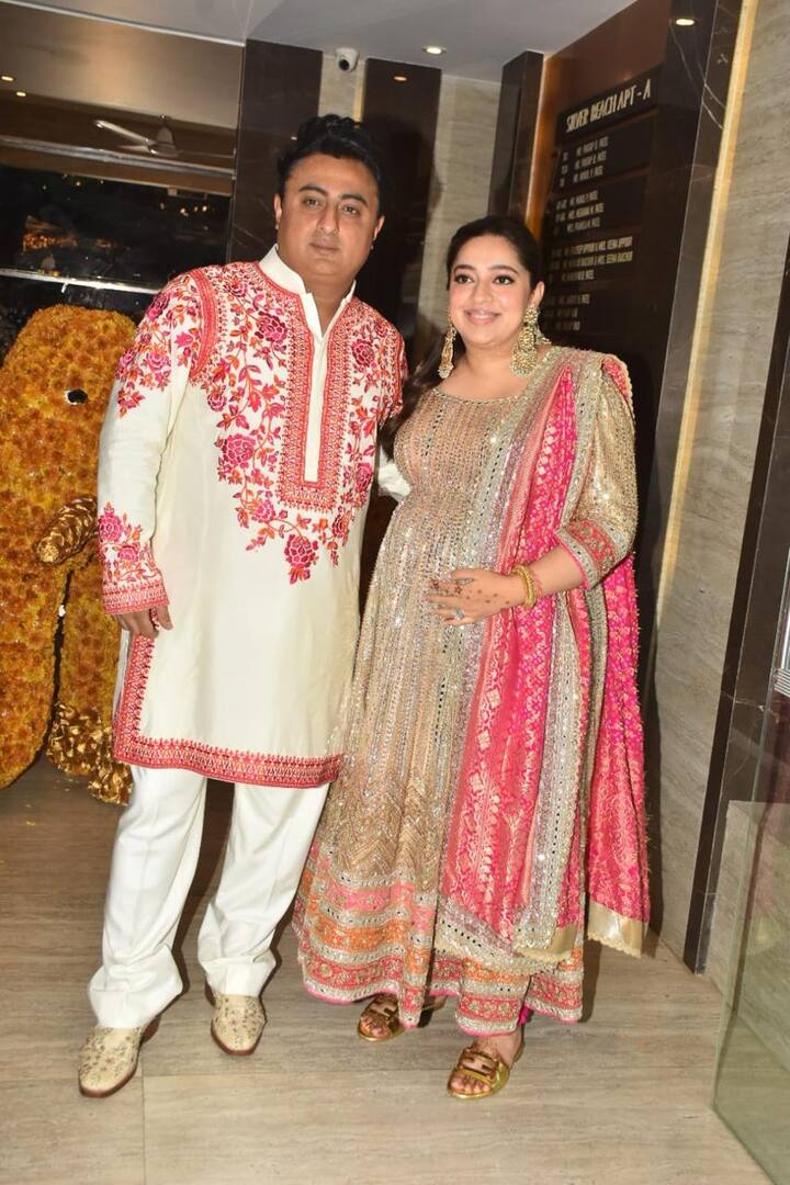 वहीं निधि के पति बिनॉय गांधी उनके साथ ट्विनिंग करते दिखे. अपने खास दिन के लिए उन्होंने पिंक वर्क वाला ऑफ व्हाइट कुर्ता पहना था.