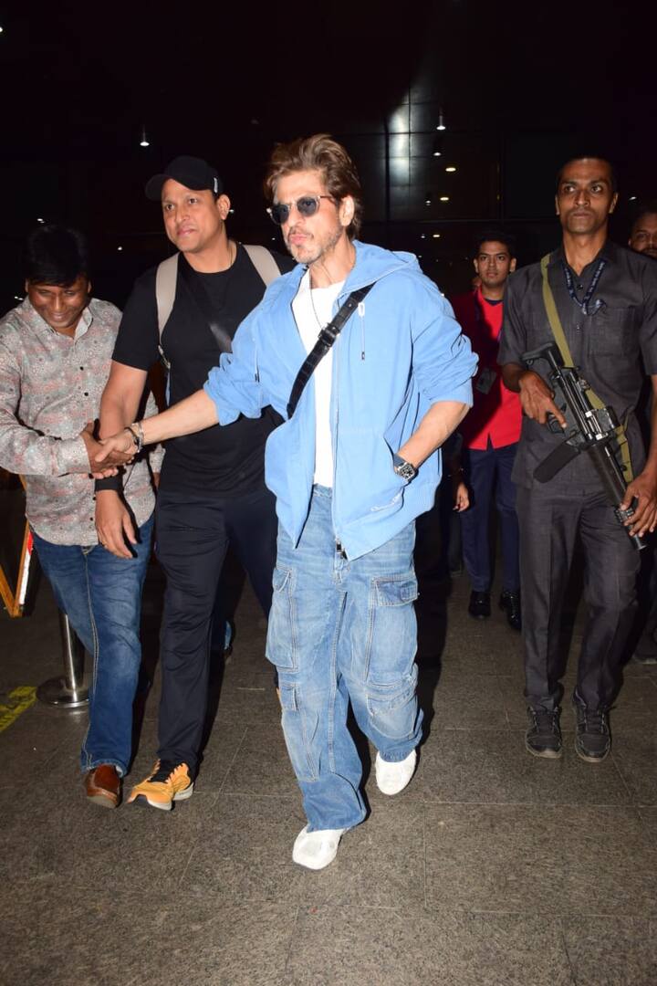 During this, Shah Rukh Khan also joined hands with one of his fans. People are also very fond of this style of his.
