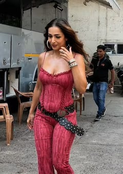 Pics: ડીપનેક જમ્પસૂટમાં મલાઇકા અરોડાએ ફ્લૉન્ટ કરી પાતળી કમર, હાથ પરના ટેટૂ પર ચોંટી ફેન્સની નજર...