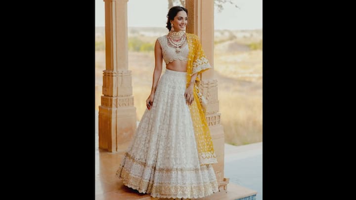 2. Regal Embroidered Lehenga: The embroidered lehenga that Kiara Advani had worn made her look regal. She paired her lehenga with a mustard dupatta that added a contrast to the white look. Her lehenga is ideal for festivities, weddings, and celebrations. (Image Source: Twitter/@filmfare)