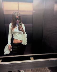 पहले बाथरोब में दिखाई मस्त अदाएं, फिर लाल लंहगे में निया शर्मा ने फ्लॉन्ट की पतली कमर, देखें तस्वीरें