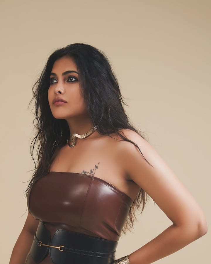 రెగ్యులర్ గా ట్రెడిషనల్ పిక్స్ షేర్ చేసి పాటల లిరిక్స్ పోస్ట్ చేసే దివి..ఈసారి ట్రెండీ పిక్స్ షేర్ చేసి స్పెషల్ సాంగ్ లిరిక్ షేర్ చేసింది