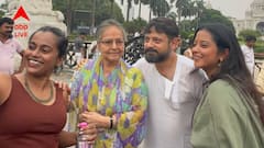 ভিক্টোরিয়ার সামনে ফুচকা, মাটির ভাঁড়ে চা... পায়ে পায়ে কলকাতা ঘুরলেন রাখী গুলজার, সঙ্গী শিবপ্রসাদ