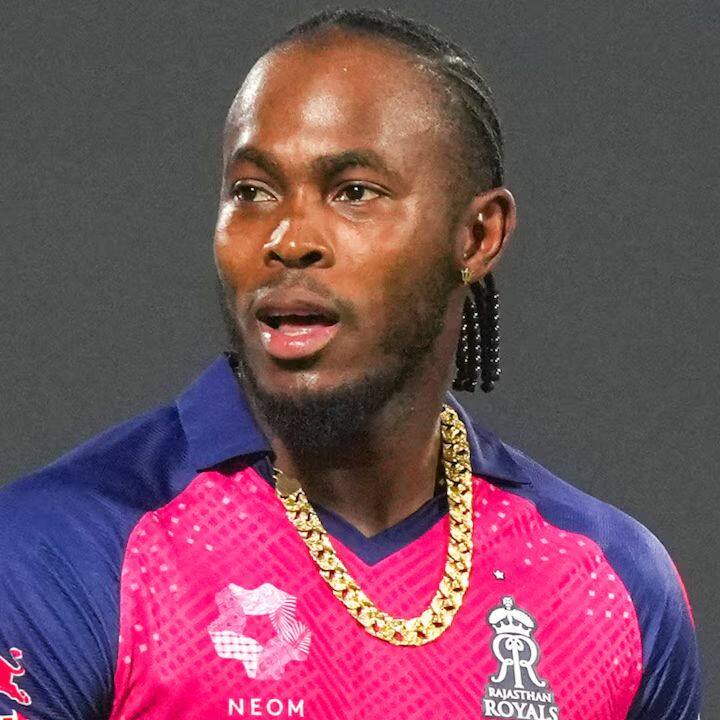 5. प्रसिध कृष्णा- गुजरात टायटन्सचा वेगवान गोलंदाज प्रसिध कृष्णाने 8 सामन्यात 31 षटके टाकली आणि 226 धावा दिल्या. कृष्णाने आतापर्यंत 85 डॉट बॉल टाकले आहेत.(Image Credit-IPL 2025)