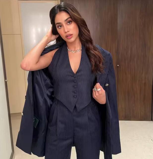 જો તમે ડેટ નાઈટ માટે કંઈક ફોર્મલ શોધી રહ્યા છો, તો જાહ્નવીનો આ પેન્ટ-સૂટ સારો વિકલ્પ છે. તમે આમાં ખૂબ જ આકર્ષક દેખાશો.