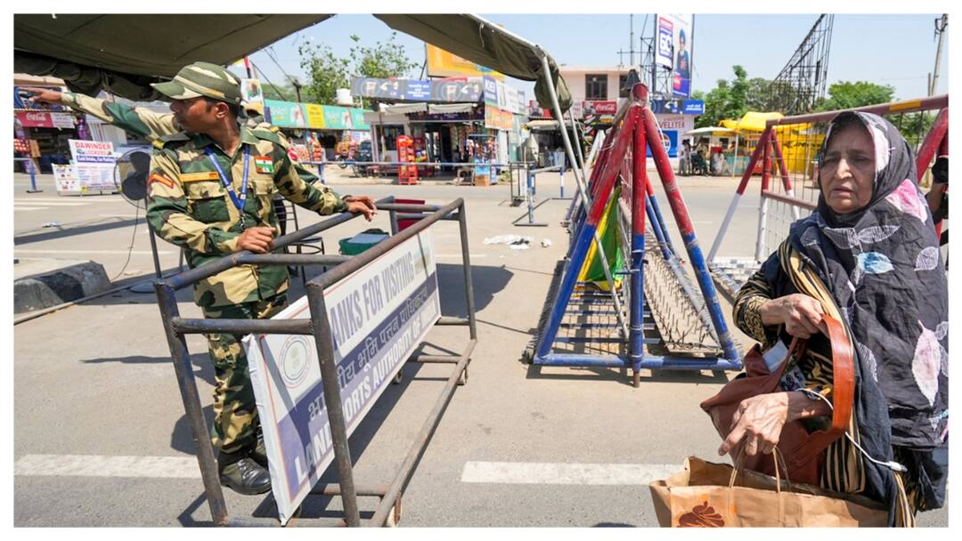 Pak Citizens Rush Home Through Attari As Exit Deadline Ends Today Pak Citizens Rush Home Through Attari As Exit Deadline Ends Today