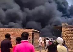 दिल्ली के रोहिणी में भीषण आग में 800 से ज्यादा झुग्गियां खाक, 2 बच्चों की दर्दनाक मौत, देखें तस्वीरें