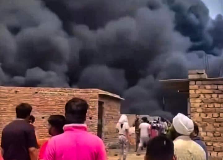 दिल्ली अग्निशमन सेवा (DFS) के एक अधिकारी ने बताया कि अग्निशमन कर्मियों ने तीन घंटे की अथक मेहनत के बाद आग पर पूरी तरह काबू पा लिया, लेकिन घटनास्थल पर शीतलन अभियान अभी जारी है.