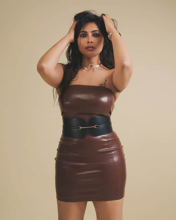 సినిమాల్లో కన్నా ఎక్కువ టైమ్ సోషల్ మీడియాలోనే గడుపుతుందేమో దివి. రెగ్యులర్ గా ఫొటోస్ షేర్ చేస్తూనే ఉంటుంది