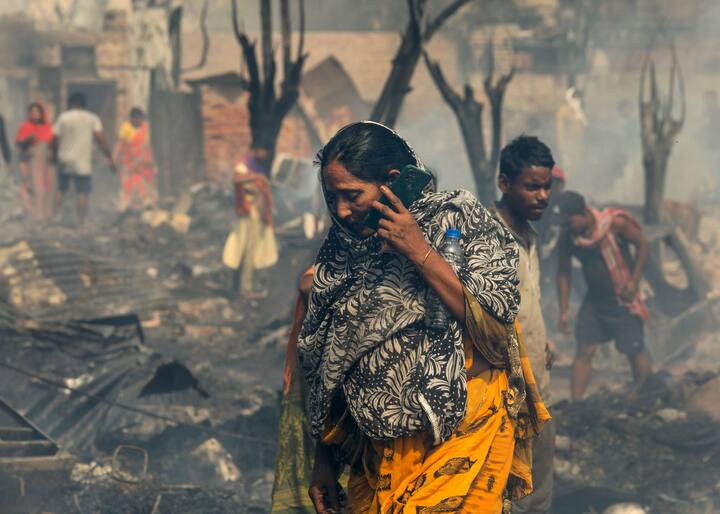 डीएफएस के अधिकारी ने कहा कि आग पर पूरी तरह से काबू पाने में तीन घंटे से अधिक का समय लगा. आग अब पूरी तरह से काबू में है. घटनास्थल पर अग्निशमन विभाग के साथ-साथ पुलिस की कई टीम भी तैनात की गई हैं.