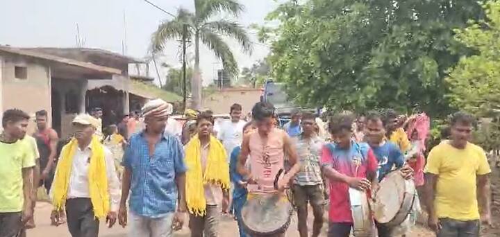 यावेळी गावकऱ्यांनी आदिवासी पारंपरिक वाद्य वाजवत बसचे स्वागत केले.