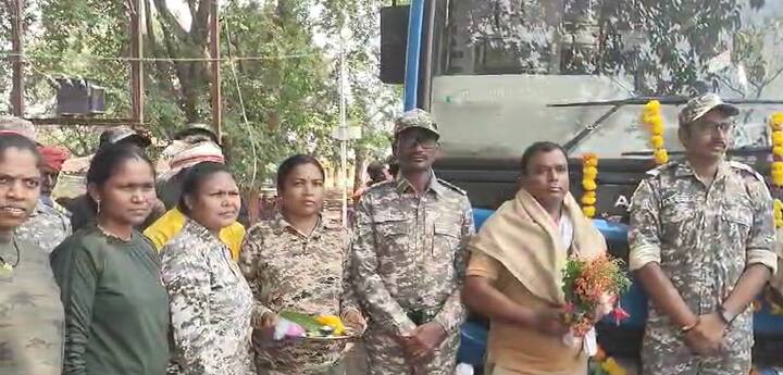 बसचे गावात आगमन होताच वाद्य वाजवत मिरवणूक काढण्यात आली.