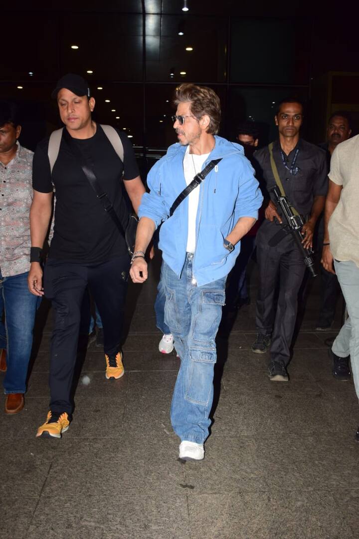On seeing Shah Rukh Khan at the airport, the crowd of the crowd stood on him. At the same time, Shahrukh also went out of there in a very cool style.