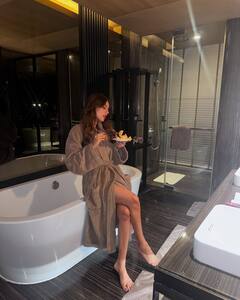 पहले बाथरोब में दिखाई मस्त अदाएं, फिर लाल लंहगे में निया शर्मा ने फ्लॉन्ट की पतली कमर, देखें तस्वीरें