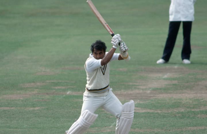 Former Indian batsman Sunil Gavaskar has a height 5 feet 5 inches. Gavaskar is one of the legendary players of India. Gavaskar was the first batsman to score 10,000 runs in Test cricket. Gavaskar has scored 10,122 runs in 125 Tests for India at an average of 51.12. During this, he has scored 45 half -centuries and 34 centuries. Apart from this, he has scored 3092 runs in 108 ODIs for India.