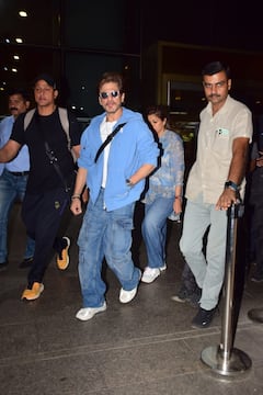 आंखों पर चश्मा...डेनिम शर्ट, एयरपोर्ट पर किंग स्टाइल में शाहरुख खान ने मारी एंट्री, देखें तस्वीरें