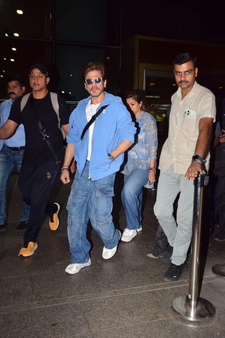 The special thing was that this time Shah Rukh Khan did not hide his face from anything. He walked Paparai and gave many poses.