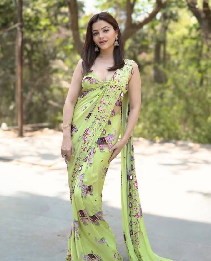 લોકપ્રિય ટીવી અભિનેત્રી રુબીના દિલૈક આ દિવસોમાં 'લાફ્ટર શેફ' અને 'બેટલગ્રાઉન્ડ'ના કારણે ચર્ચામાં છે. બંને શોમાં અભિનેત્રીનો ગ્લેમરસ અવતાર દરરોજ જોવા મળે છે. તેના ચાહકો પણ તેની ફિટનેસ અને ગ્લોઈંગ સ્કિનથી ખૂબ જ પ્રભાવિત છે. તો જો તમે પણ અભિનેત્રીની જેમ યુવાન અને સુંદર દેખાવા માંગતા હોવ તો જાણી લો તેની ડાયટ રૂટીન....