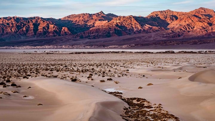 डेथ वैली में तो गर्मियों में औसत तापमान 45 डिग्री सेल्सियस तक पहुंच जाता है और जबकि यह तो सिर्फ हवा का तापमान है, जमीन तो इससे दोगुनी गर्म होती है.