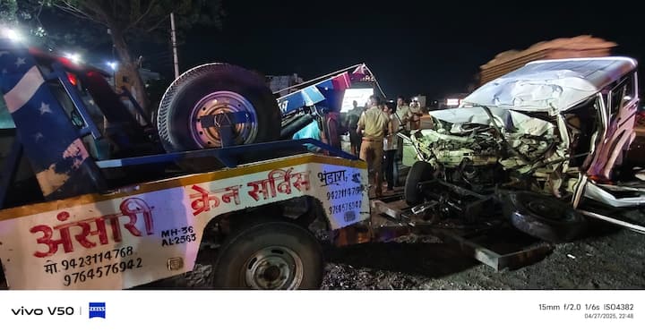 पुढे आलेल्या माहिती नुसार, रायपूरकडून आलेलं बोलेरो वाहन हे नागपूरकडं जात होते. यात 5 जण प्रवास करीत होते. बेला गावाजवळ असलेल्या हॉटेल साई प्रसादमध्ये हे सर्व जेवण करण्यासाठी महामार्गावरून वळत असताना नागपूरकडून भरधाव आलेल्या ट्रकवर आदळले. यात चौघांचा मृत्यू झाला. तर, चालक गंभीर जखमी आहे.