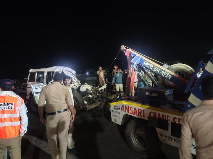 हा भीषण अपघात(Accident) मुंबई - कोलकाता राष्ट्रीय महामार्गावरील भंडारा (Bhandara News)शहराजवळील बेला इथं(27 एप्रिलच्या) रात्री 10.30 वाजताच्या सुमारास घडलाय.
