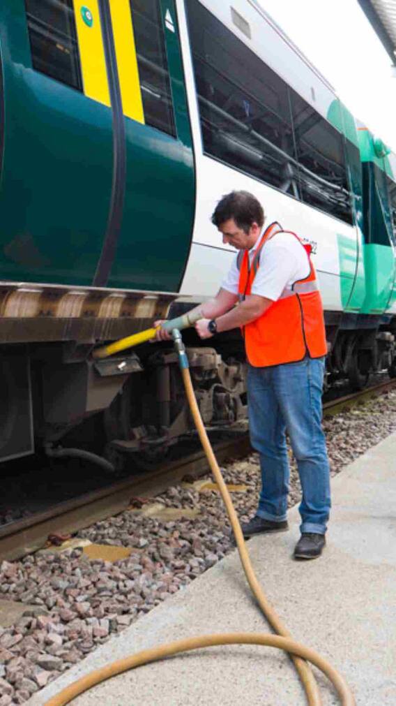 ट्रेन के इंजन में बोरा भरकर रेत क्यों डाली जाती है? जानिए क्या है फायदा