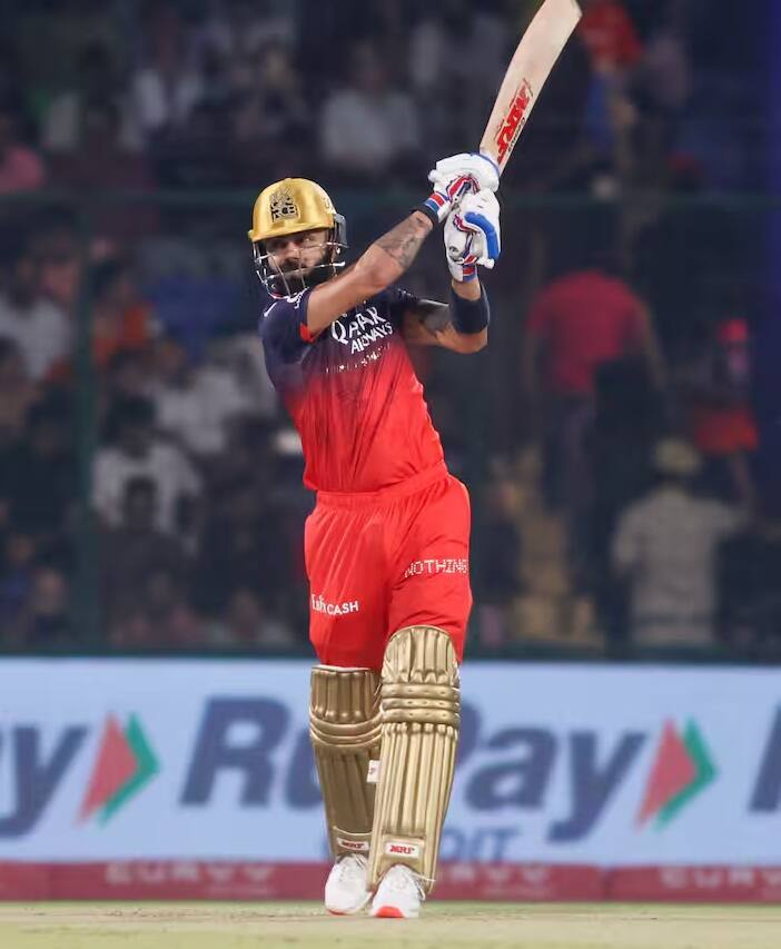 કોહલીએ દિલ્હી સામે 46 બોલમાં 51 રનની ઇનિંગ રમી હતી. જે પછી તેણે સૂર્યકુમારને પાછળ છોડી દીધો અને ઓરેન્જ કેપની રેસમાં પ્રથમ સ્થાને આવ્યો હતો. કોહલીએ 10 મેચમાં 443 રન બનાવ્યા છે.