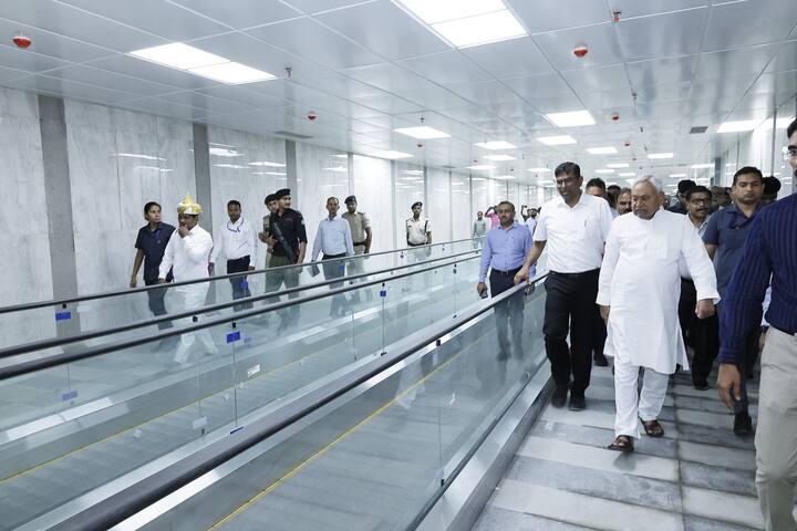इस दौरान सीएम नीतीश कुमार ने ट्रैवेलेटर, एस्केलेटर आदि का निरीक्षण किया. मुख्यमंत्री ने कहा कि भूमिगत पैदल यात्री मार्ग के बचे हुए काम को जल्द पूर्ण कर इसकी शुरुआत कराएं. इसके शुरू होने से पटना जंक्शन और इसके आसपास के इलाकों में भीड़भाड़ कम होगी और सार्वजनिक परिवहन व्यवस्था में सुधार होगा.