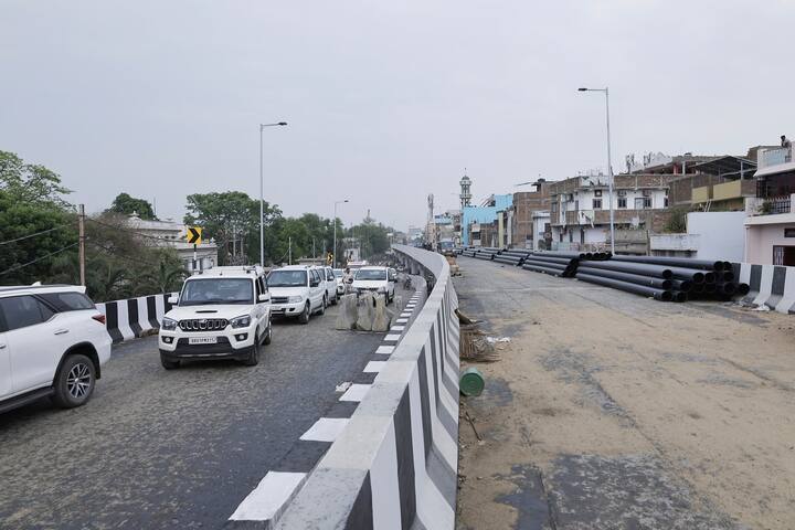 मुख्यमंत्री नीतीश कुमार ने सोमवार को निर्माणाधीन भूमिगत पैदल यात्रीमार्ग (सब-वे) और डबल डेकर फ्लाईओवर का निरीक्षण किया. यह तस्वीर अशोक राजपथ स्थित डबल डेकर फ्लाईओवर की है.