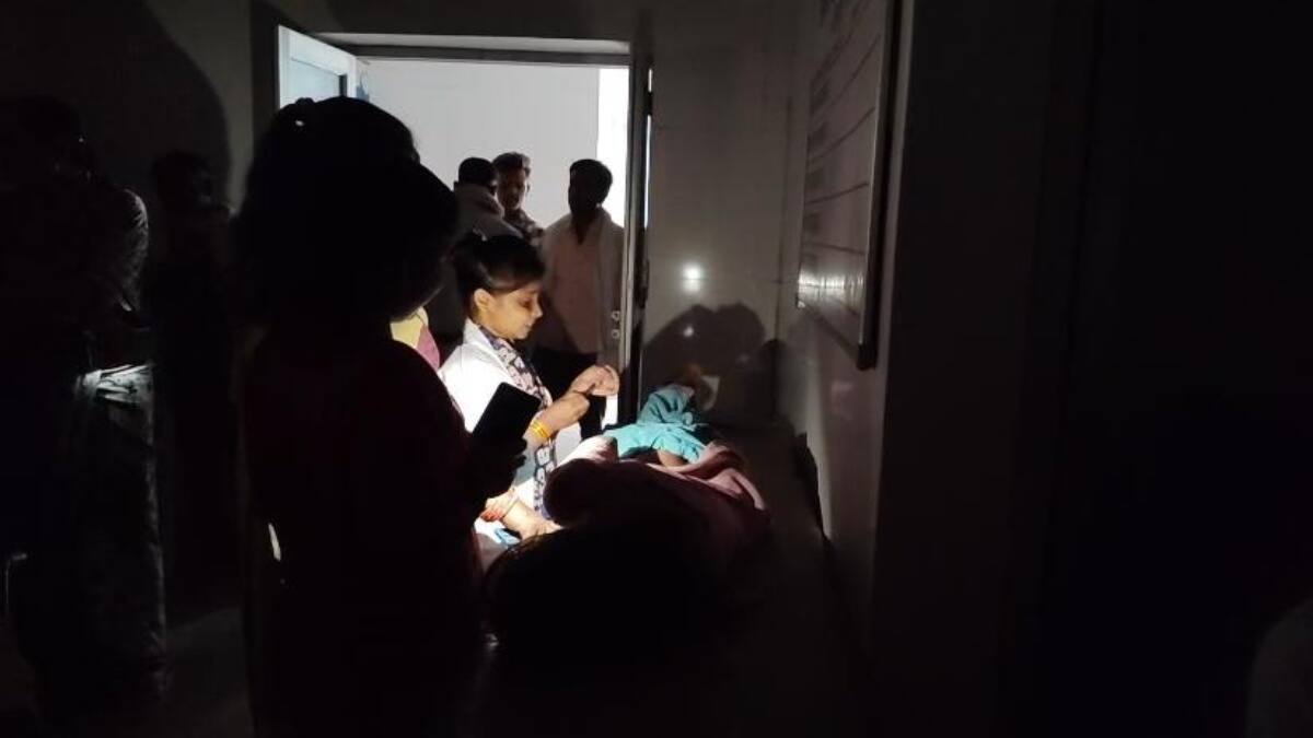 महोबा जिला अस्पताल की बत्ती गुल, अंधेरे में डूबा इमरजेंसी वार्ड, टॉर्च की रोशनी में इलाज करते दिखे डॉक्टर