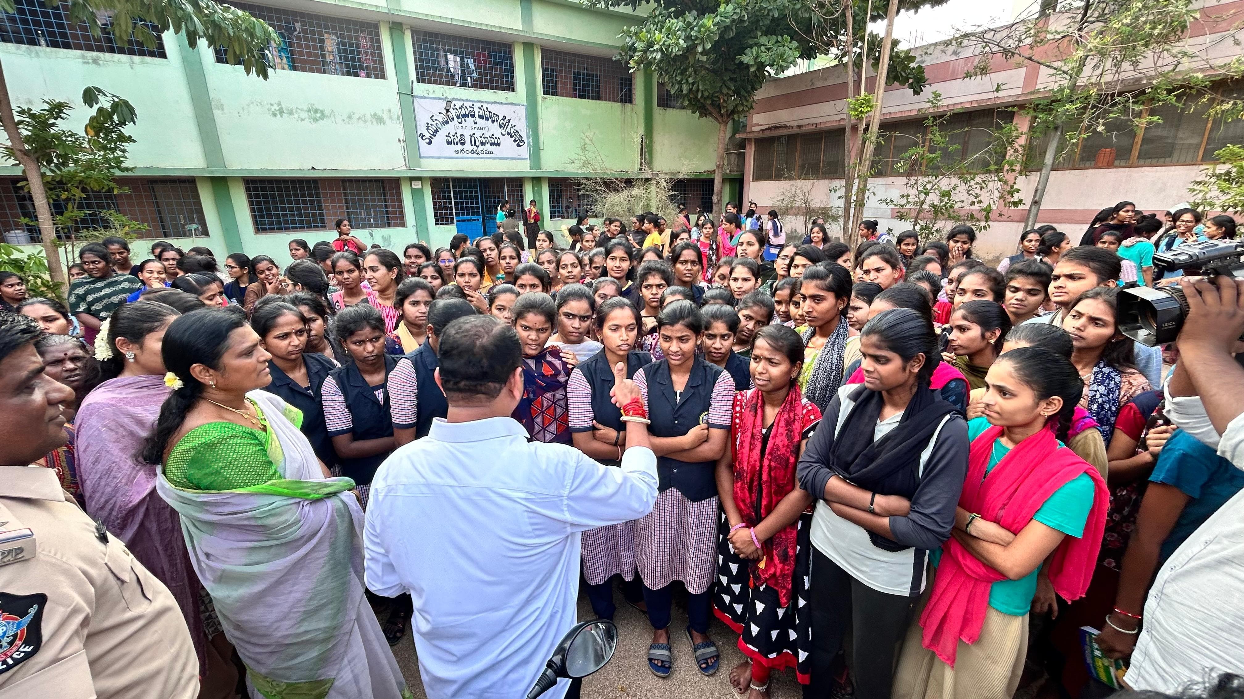 Anantapur Urban MLA: అనంతపురంలో విద్యార్థులపై ఎలుకలు దాడి - ఎమ్మెల్యే దగ్గుపాటి ఏమన్నారంటే?