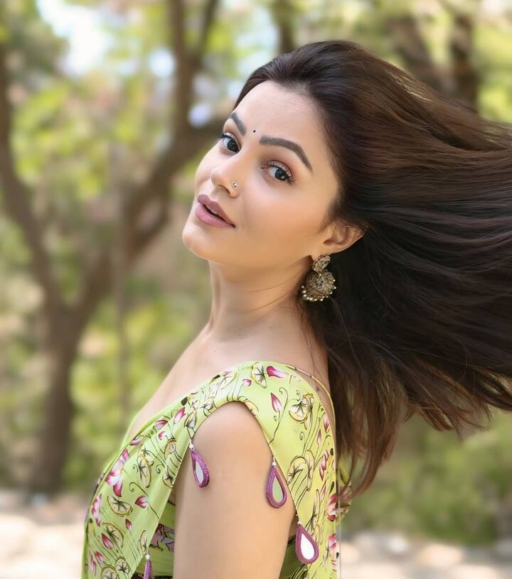 इन तस्वीरों को शेयर करते हुए उन्होंने कैप्शन में लिखा- 'इश्क और मुश्क छिपाए नहीं छुपता.'