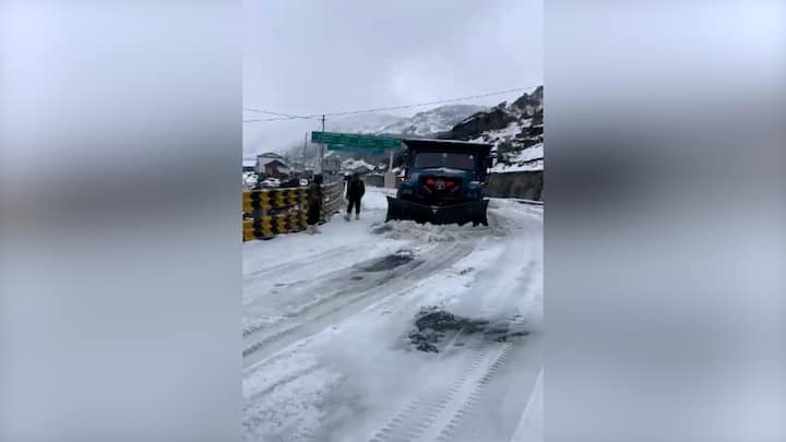 পর্যটনের মরসুম। গ্রীষ্মশুরুতে স্বস্তি পেতে বহু পর্যটকেরই এখন ডেস্টিনেশন সিকিম। কিন্তু এরই মাঝে রবিবার তুমুল প্রাকৃতিক দুর্যোগের মুখোমুখি হলেন পর্যটকরা। প্রবল বৃষ্টি, শিলাবৃষ্টি ও তুষারপাতে আটকে যায় সারি সারি গাড়ি।